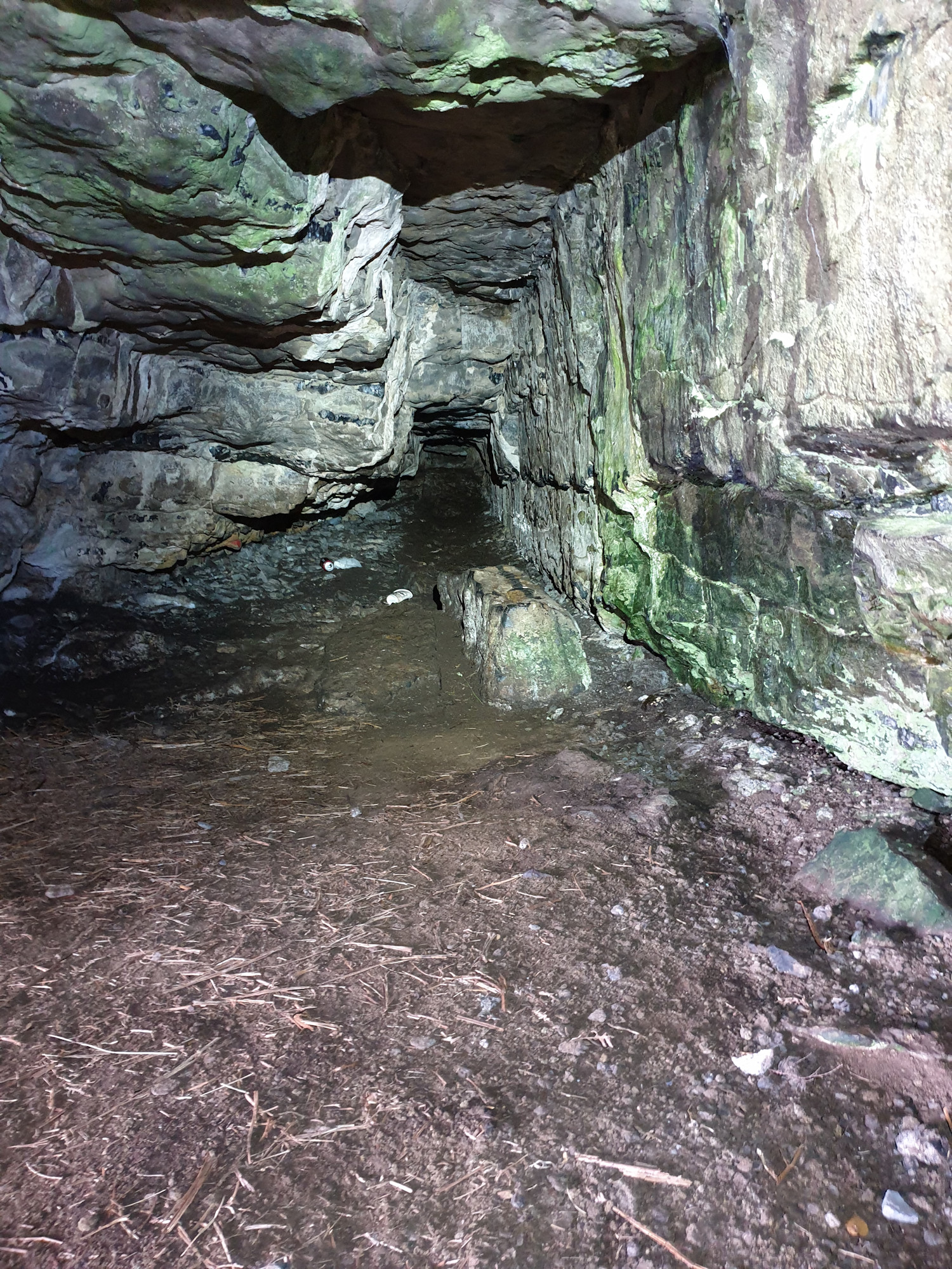 Ein Verbindungsgang mit Spuren von Bearbeitung und wenig Höhlensinter (Foto: Hartmut Simmert)